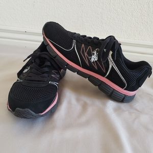 Women's tennis shoes